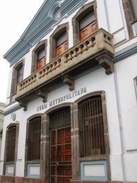 vcházíme kolem diecézního úřadu