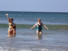 Ženské už se vnořily do vln,