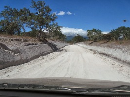 jako tato, vystřílená do vápencového masivu