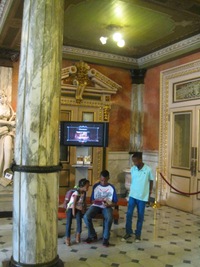 a uchvácení turisté i tuzemci na to jen civí