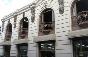 Ve městě je několik paláců z koloniální doby,