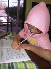 Vnučka Kája si zrovna něco kreslí