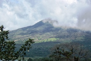 ale vrchol sopky zůstává ukryt v mracích