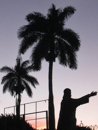 Venku Ježíš žehná zapadajícímu slunci,