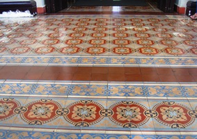 Po pestrobarevné dlažbě