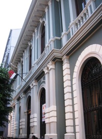 Koloniální architektury tu příliš není,