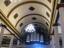 a zpěv věřících stoupá ke klenbě chrámu