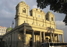 Poslední paprsky slunce dopadly na katedrálu