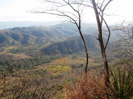 Dole pod námi je rozlehlá pláň