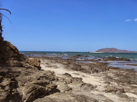 a obklopují jí skalnaté útesy