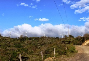 a přes několik horských hřebínků