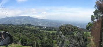 a odjíždíme k úpatí nedalekých hor