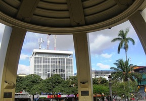 s vyvýšeným podiem centrální gloriety