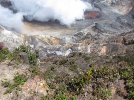 Zdola se valí kouř a probleskuje láva,