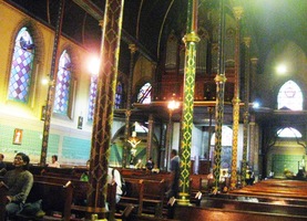 Jeho interiér je tmavý ař ponurý