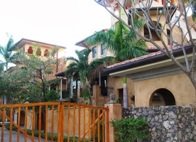 Okolo hotelů různých typů a slohů