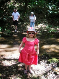 Kája právě hrdinně přebrodila potok