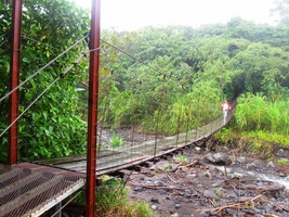 Přes lanovou lávku se vracíme do civilizace,