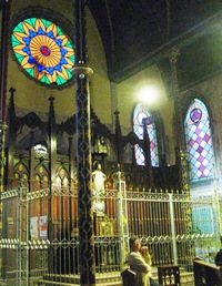 a tajúplný až tísnivý