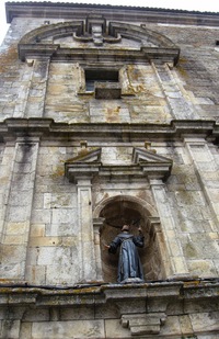 má krásnou, ale sešlou fasádu,