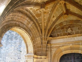 udivuje zdobným vnějším ambitem