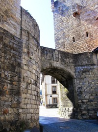 masivní branou s pevnostní věží