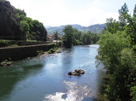 se setkává s řekou Nalón