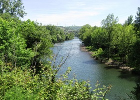 jde poutní cesta dále kolem řeky,