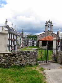 Děvčata obdivovala místní hřbitovy