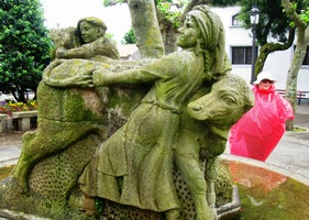 Zde je zmoklá kašna na náměstí