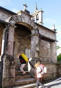 Ženské se hrnou do kaple v předměstí San Lorenzo