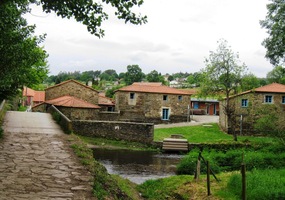 Poutní most a alberge v Ribadiso