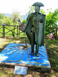 až k soše poutníka se slunečními hodinami