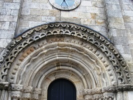 má skvostný románský portál