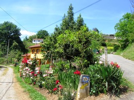 Cesta vede mnoha vesnicemi