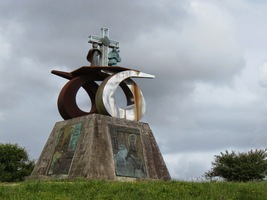 k velkému pomníku na Monte de Gozo