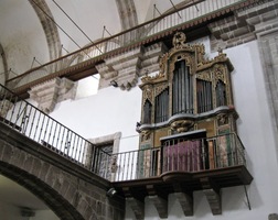 a vysoký kůr s varhanami