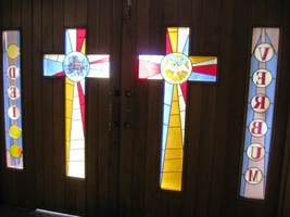 Vitráže ve dveřích jsou ale zjevně novější