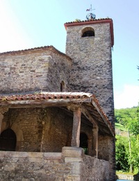 Románský kostelík ve vsi Doriga