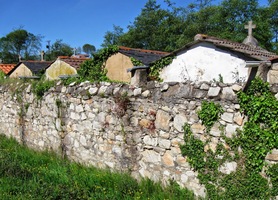 a za ní hroby za hřbitovní zdí