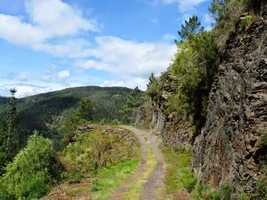 a cesta nad ním byla malebná