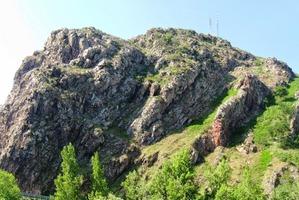 a pod touto skalou ve vsi Peňaflor