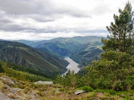 Dole se leskla hladina jezera