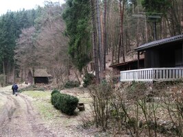 a opuštěnými chatovými osadami