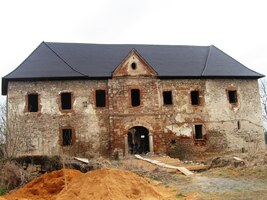 Prohlédli jsme si u tutu ruinu selské tvrze