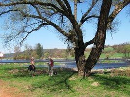 jsme sestoupili k řece