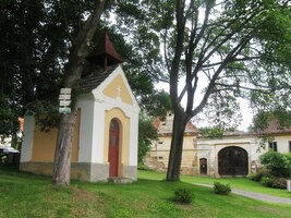 To je náves ve vsi Černiny