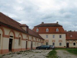 s velkým nádvořím,