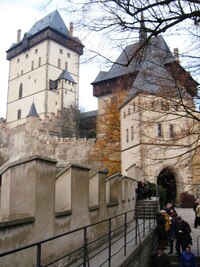 Nad vietnamským jarmarkem se týčí hrad