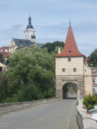 Tady je navíc typická brána...